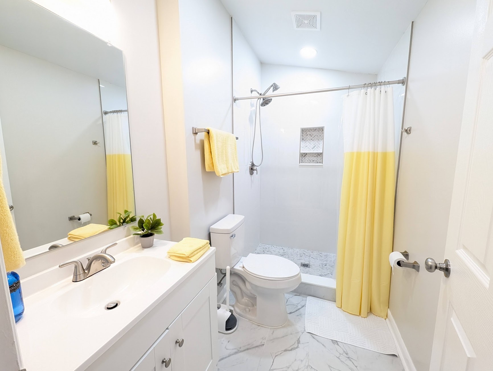 Private Bathroom - 4523 W Montague Ave