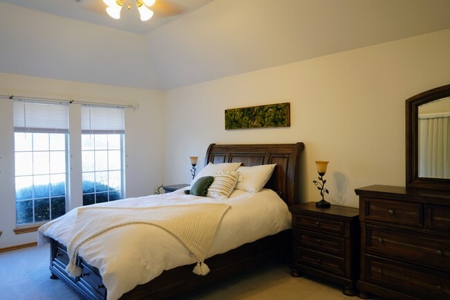 Building Photo - 417 Oakdale Dr