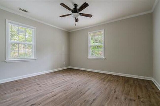 Building Photo - 3565 Wilshire Rd