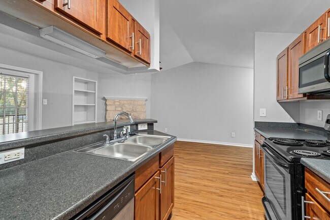 Building Photo - Awesome Huge 1 BD with Garage -  Dog Park - Resort Pool - One Month Free Rent - $1195