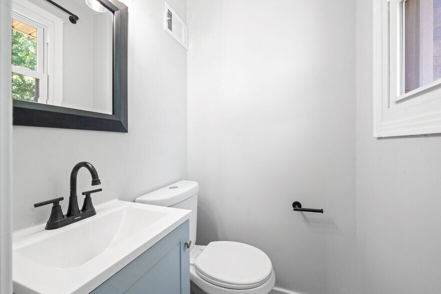 Building Photo - 208 Aster Dr