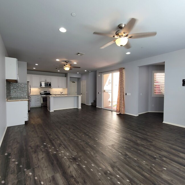 Building Photo - E. Ventura Newer Construction 3+2.5 bath H...