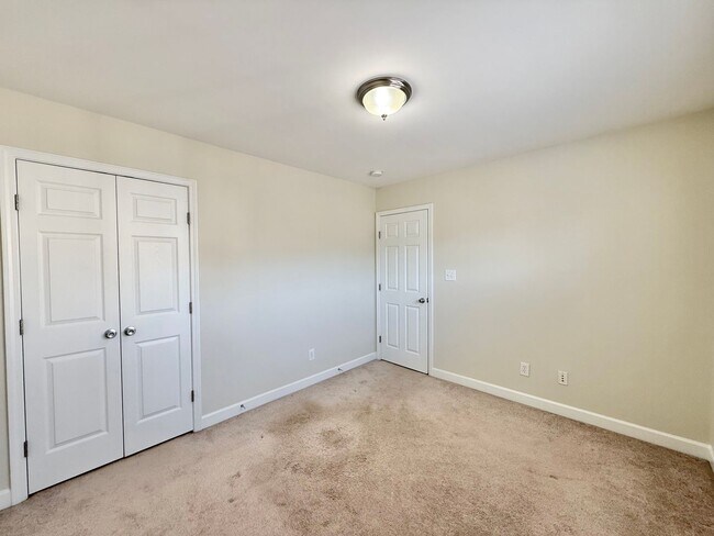 Building Photo - Gorgeous End Unit 3BD, 2.5BA Raleigh Townhome in a Prime Location Near Triangle Town Center, Poyn...