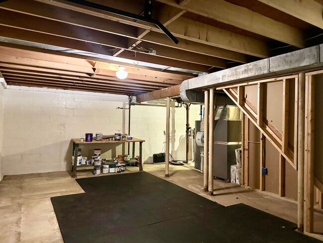 Building Photo - 5 Bedroom 2.5 Bathroom! Parking! Pets Welc...