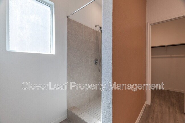 Building Photo - 422 Angel Trumpet Ct