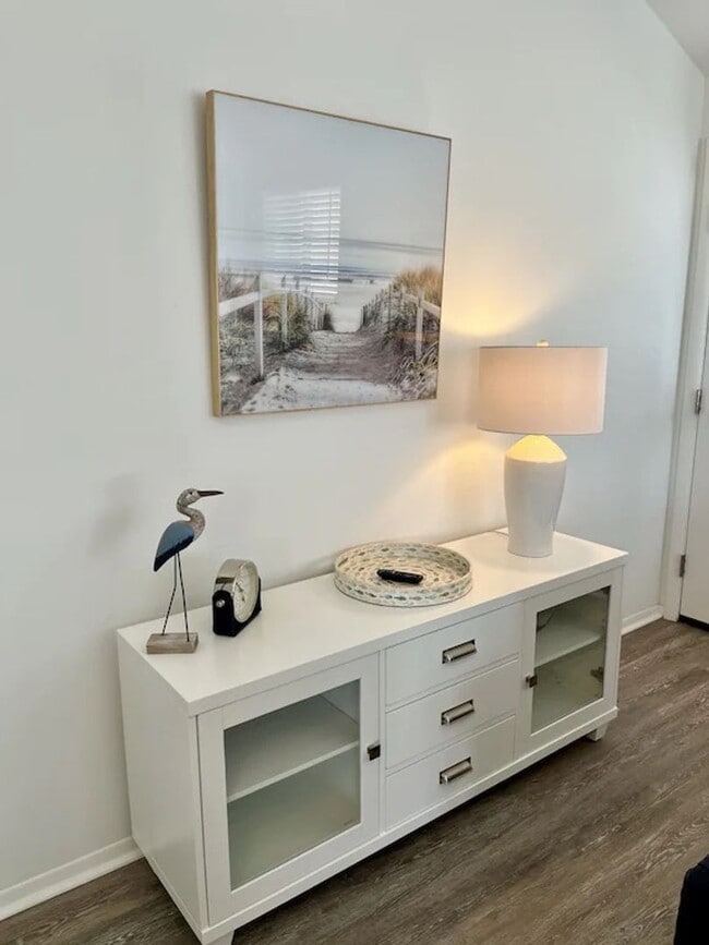 Building Photo - Renovated Home - Sleeps 6 - Winter Rental Only