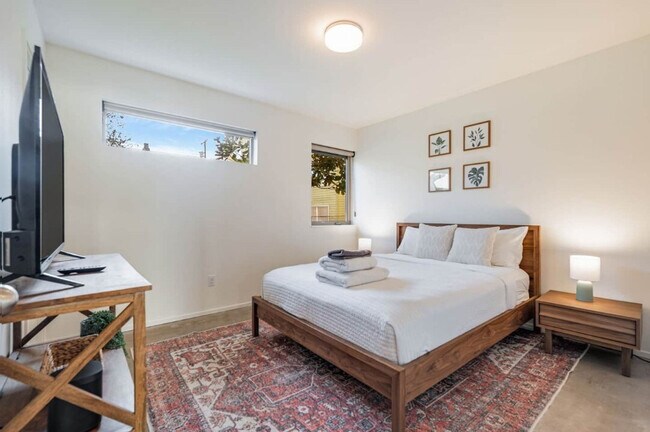 Building Photo - 2323 W Crockett St