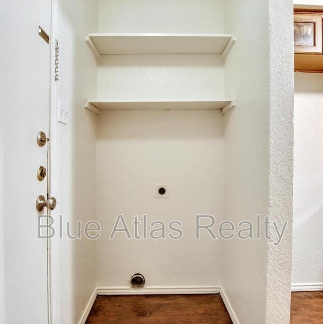 Building Photo - 6857 S Creek Dr