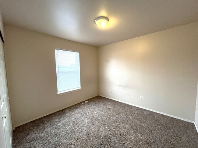 Building Photo - Three Bedroom In Great Location