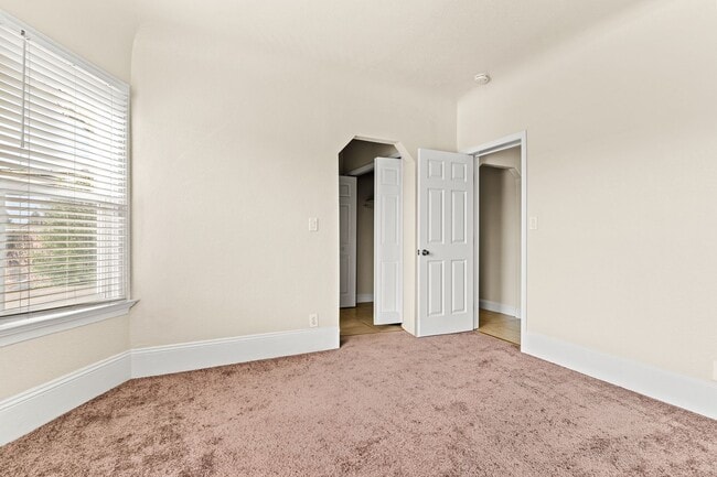 Building Photo - Massive 1,200 Sq Ft Renovated 3BR/2BA w/ Master Suite