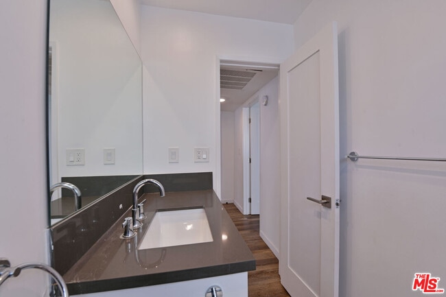 Building Photo - 136 S Palm Dr