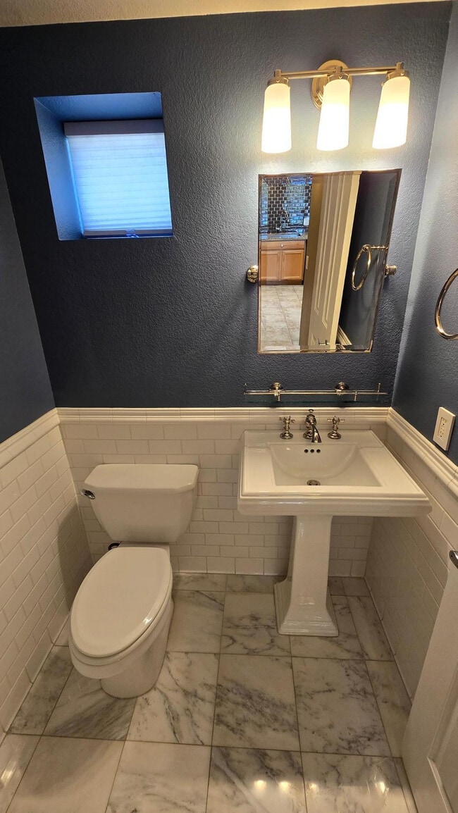 Building Photo - 16825 N 14th St