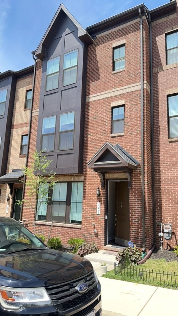 Building Photo - Beautiful contemporary TH in desirable North Hill