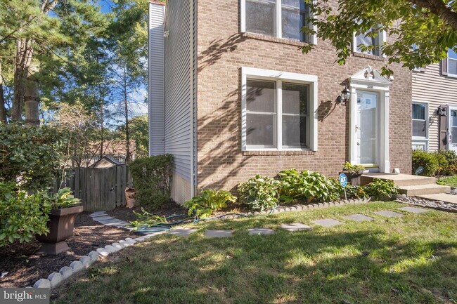 Building Photo - Conveniently Located Townhouse with Versatile Living Spaces