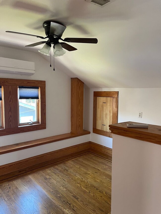 Building Photo - Three bed one bath home plus bonus room an...