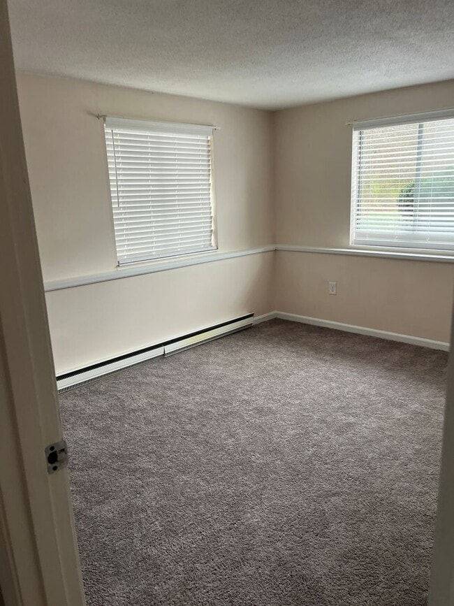 Building Photo - Bright & Sunny 2 Ba / 1 Ba Condominium