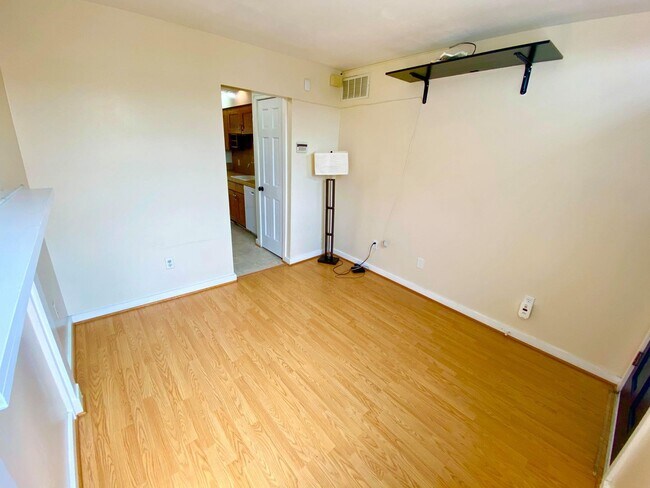 Building Photo - Charming 1BR with 1.5 Baths and Bonus Basement Room in the Heart of Ridgley’s Delight