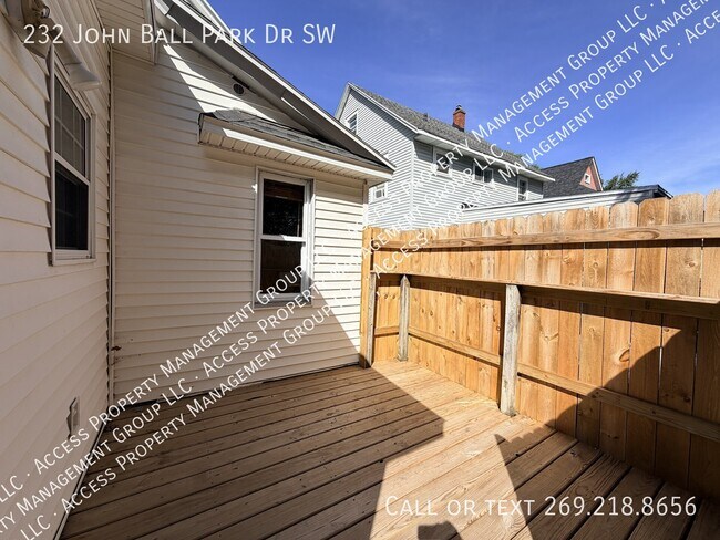 Building Photo - 232 John Ball Park Dr SW