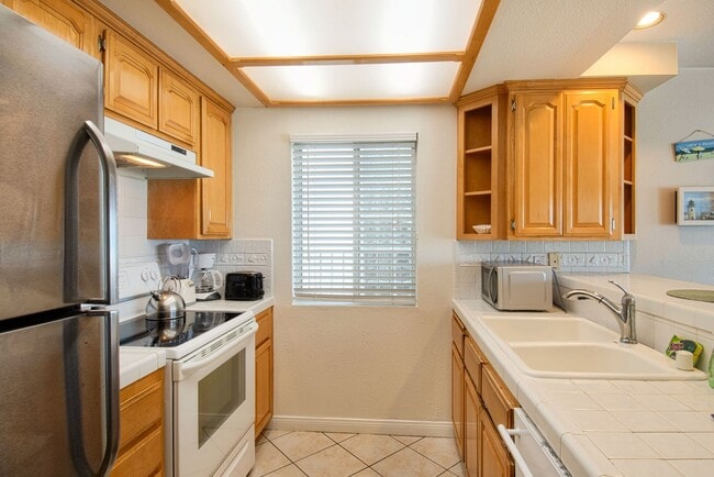 Building Photo - 3703 Seashore Dr