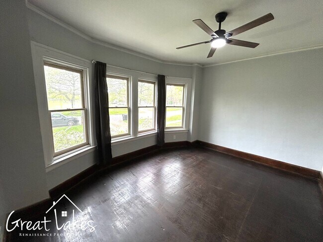 Building Photo - Beautiful 2 Bedroom 1 Bathroom now available for rent