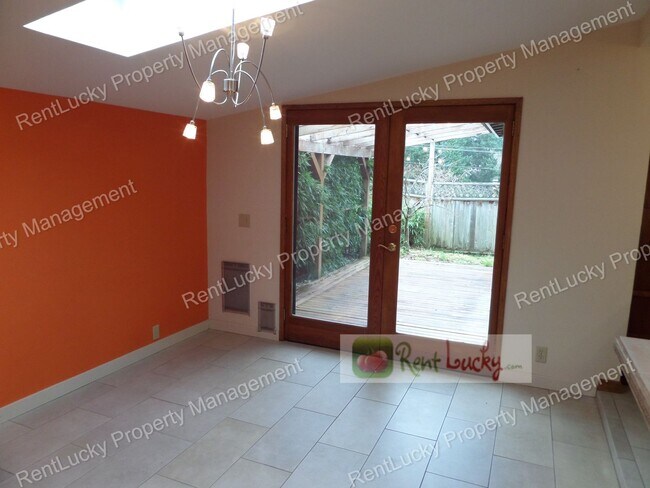 Building Photo - RARE FIND! Adorable 3-Bedroom Mid-Century Home in Great Des Moines Location!!