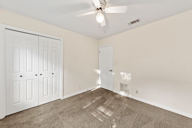 Building Photo - 121 Lake Vista W