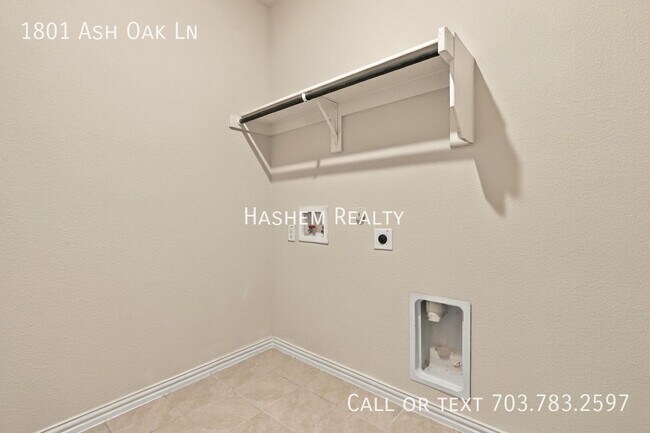 Building Photo - 1801 Ash Oak Ln