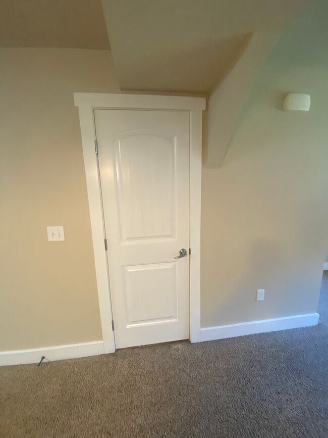 Building Photo - 9993 W Rosecroft Ct