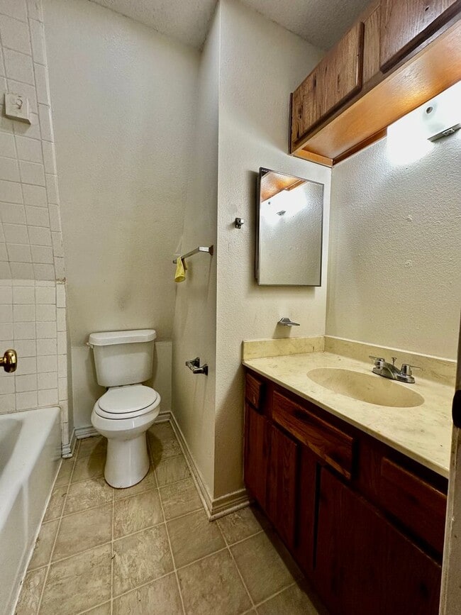 Building Photo - 2 Bedroom Apartment in Kerrvillle