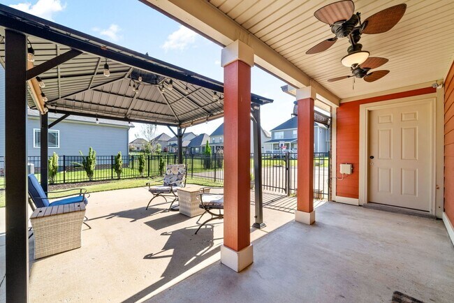 Building Photo - Beautiful Craftsman Style Home Waiting for...