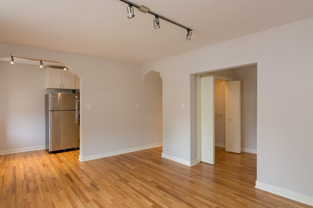 Building Photo - 557 W Arlington Pl