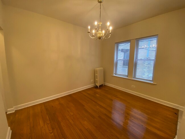 Building Photo - 1345 1/2 W Touhy Ave