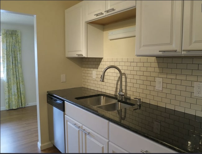 Building Photo - Beautiful 2B/2B Apartment Available Now! HALF OFF FIRST MONTHS RENT