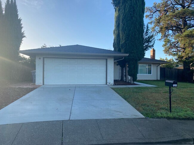 Building Photo - Available NOW - Cute 3 Bed 2 bath home in ...