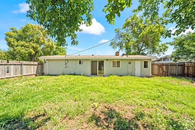 Building Photo - Charming 3 Bedroom 1 Bath Family Home