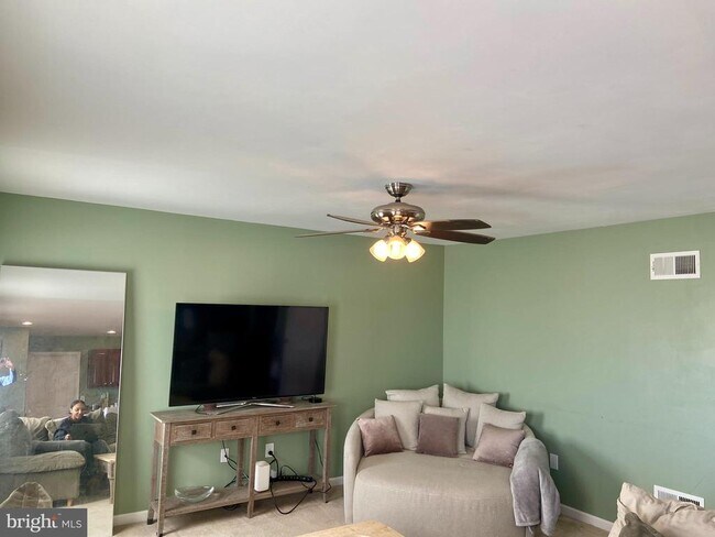 Building Photo - 27 E Imperial Dr