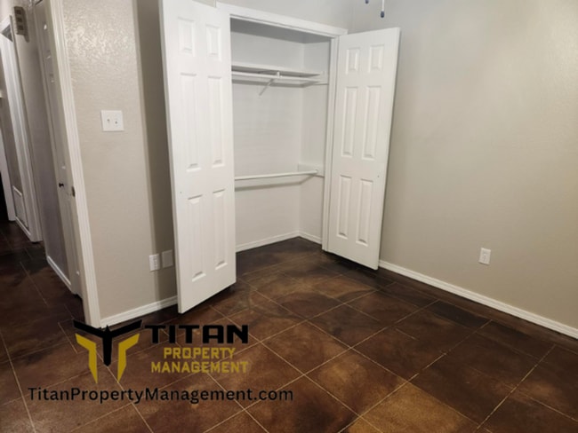 Building Photo - 2bed/2bath End-Unit Apartment with Fenced Yard