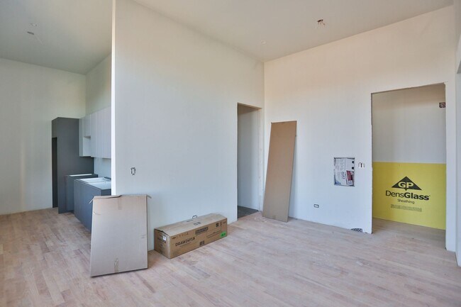 Building Photo - Brand New Jr 1 Bed in Wicker Park. 12' Cei...