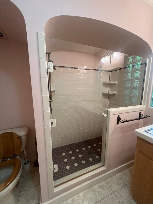 Building Photo - 3- Bedroom 2.5-Bathroom Gardening paradise...
