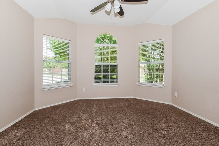 Building Photo - 906 Oak Hollow Ln
