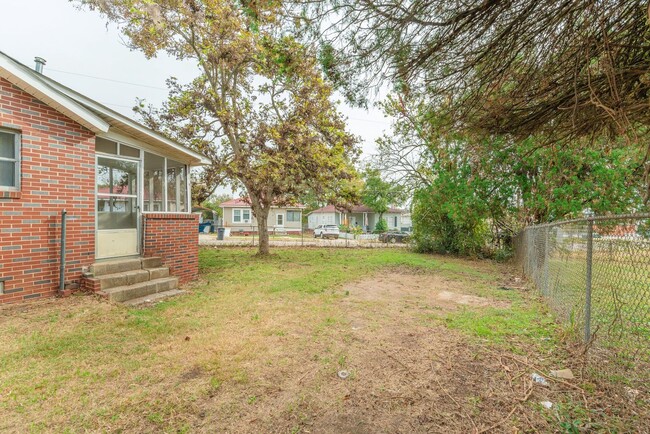 Building Photo - Brick home with a fenced-in yard!