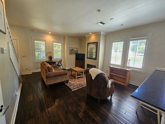 Building Photo - MOVE IN SPECIAL! 1/2 OFF FIRST MONTH'S REN...