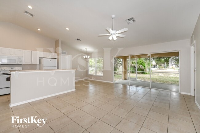 Building Photo - 2112 NE 14th Ave