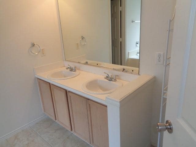 Building Photo - 15010 Sugarhollow Dr