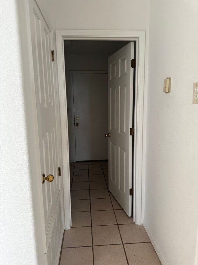 Building Photo - 2828 Monument Dr NW