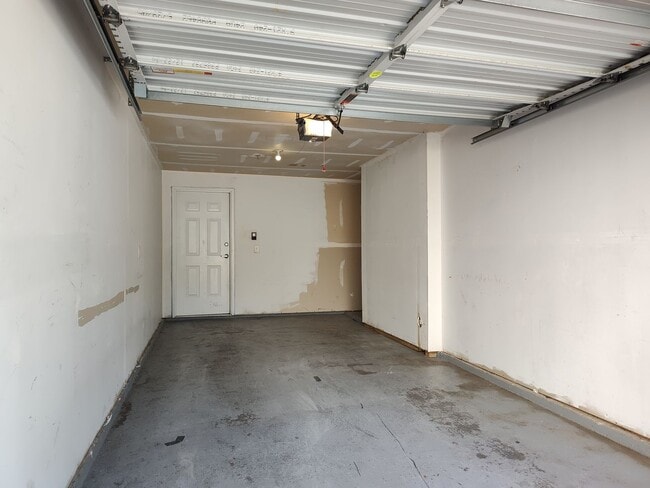 Building Photo - Move in Ready Condo located in The Renaiss...