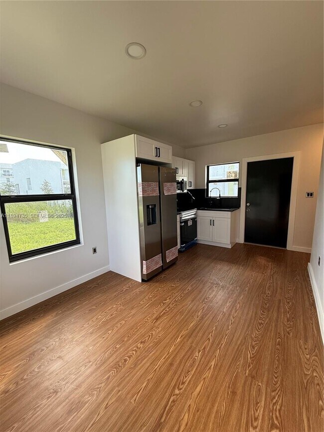 Building Photo - 512 NW 2nd Ave