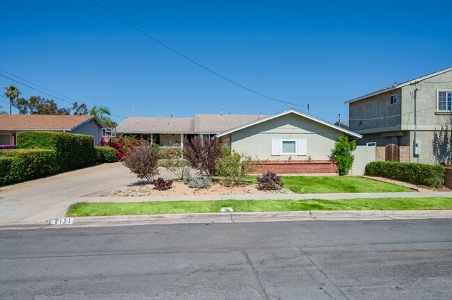 Building Photo - RARE! Lovely and Spacious Clairemont 4BD/2BA Home on Tecolote Canyon! - $5,995/mo!