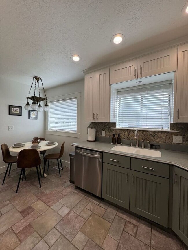 Building Photo - 3076 Melbourne St