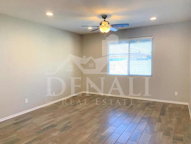 Building Photo - 334 N 79th Pl